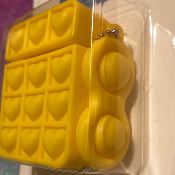 NWT⭐️ARDENE💫 Yellow Heart Pop-it Wireless Earphone Case - Picture 3 of 5